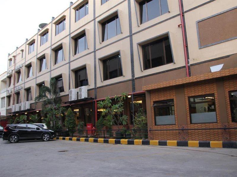 Reddoorz Plus Near Soekarno Hatta Airport 2 Tangerang Eksteriør billede
